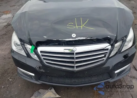 2012 Mercedes-Benz E 550 4Matic z USA, uszkodzony, nr VIN WDDHF9BB1CA529336